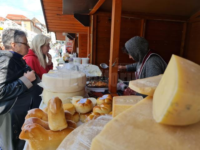 „Târgul de Paști”, deschis în centrul Sucevei, atât cu produse meșteșugărești, cât și cu bunătăți de la producători locali