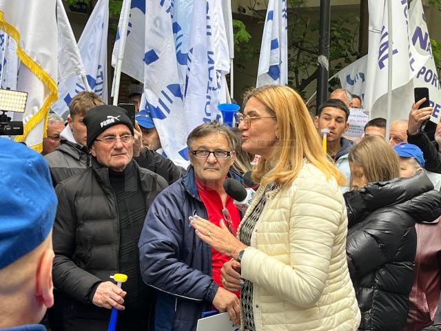 Conducerea Agenției Naționale pentru Sport, reprezentată de președinta Elisabeta Lipa și de vicepreședinții Thomas Răzvan Moldovan și Gabriel Toncean, în mijlocul manifestanților