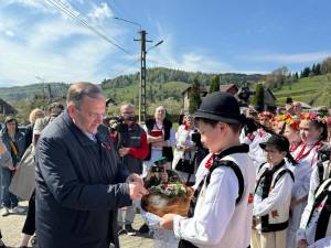 Președintele CJ Suceava, Gheorghe Flutur, primit cu pâine și sare