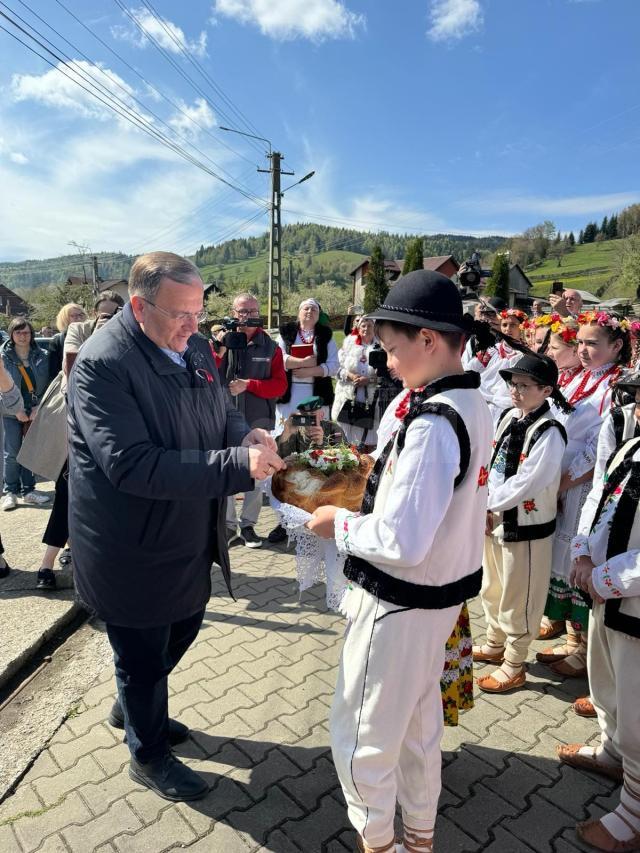Președintele CJ Suceava, Gheorghe Flutur, primit cu pâine și sare
