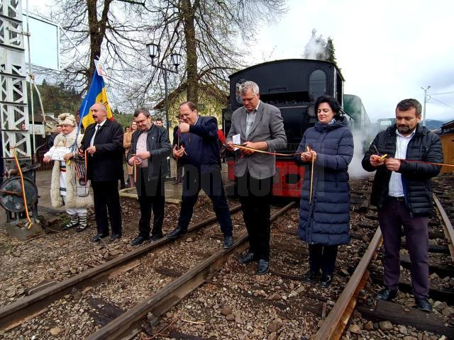 Tăierea panglicii la inaugurarea noului traseu spre Vatra Moldoviței