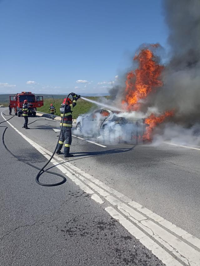 Un BMW Seria 3 a ars ca o torță pe șoseaua de centură a municipiului Suceava