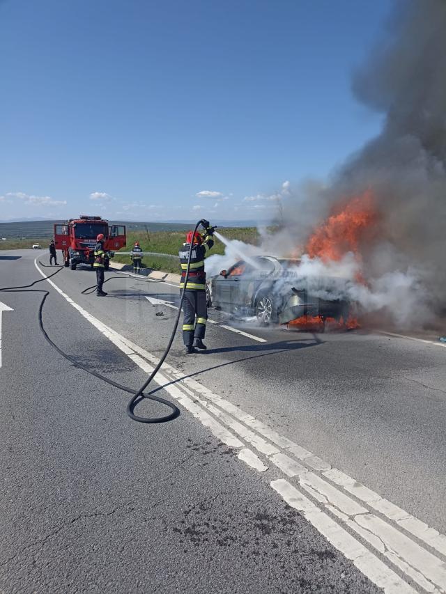 Un BMW Seria 3 a ars ca o torță pe șoseaua de centură a municipiului Suceava