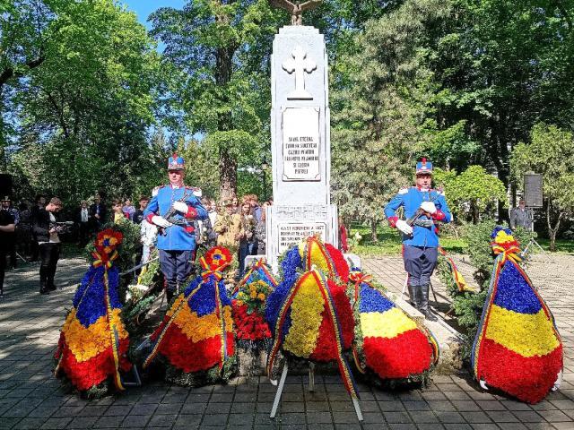 Flori in amintirea eroilor si spre cinstirea veteranilor de razboi, la Monumentul Eroilor din Parcul Central din Suceava