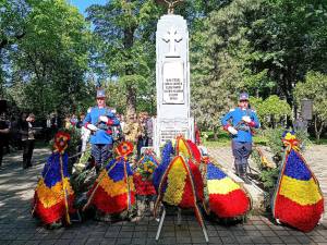 Flori în amintirea eroilor şi spre cinstirea veteranilor de război, la Monumentul Eroilor din Parcul Central din Suceava