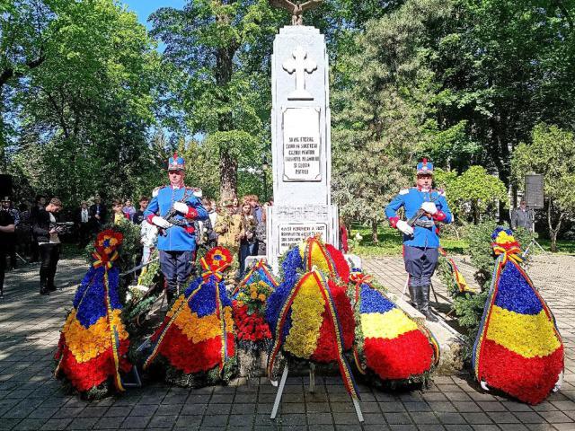 Flori în amintirea eroilor şi spre cinstirea veteranilor de război, la Monumentul Eroilor din Parcul Central din Suceava