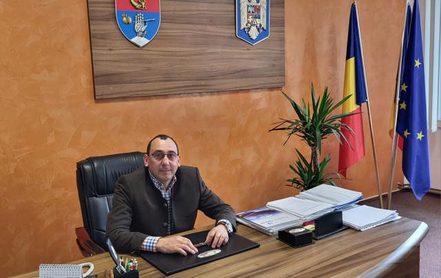 Primarul din Vatra Moldoviței, Virgil Saghin, a fost repus în funcție și și-a depus candidatura pentru un nou mandat