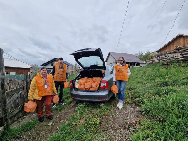 600 de pachete cu alimente, distribuite oamenilor săraci din județ