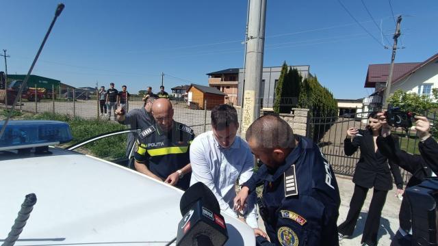 Sebastian Buceac a fost percheziționat de polițiști care i-au pus cătușele