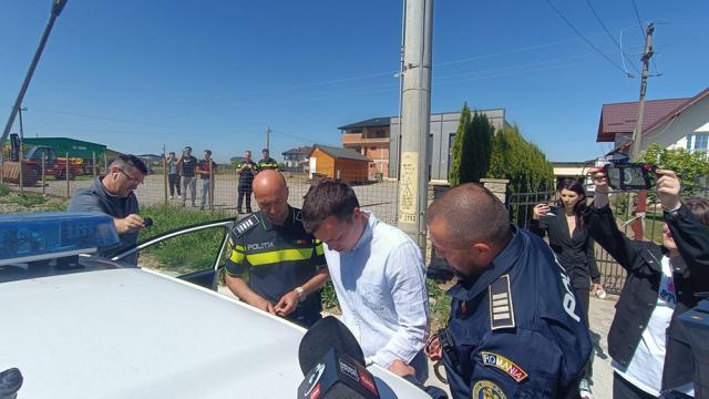 Sebastian Duceac a fost percheziționat de polițiști, care i-au pus cătușele