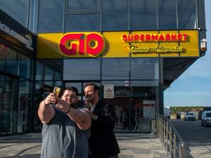 Surpriză pentru clienții și angajații Gio Supermarket: au fost vizitați de cunoscutul Daniel Buzdugan
