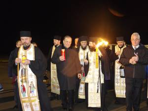Lumina Sfântă de la Ierusalim va fi adusă la Suceava de starețul Mănăstirii „Sf. Ioan cel Nou” de la Suceava, Serafim Grigoraș, și de preotul Viorel Ilișoi