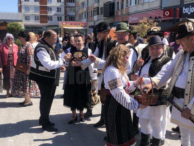 Peste 1.500 de spectatori la concertul pascal din centrul Sucevei. Gheorghe Flutur: „Bucovina devine un adevărat tezaur pe zi ce trece”