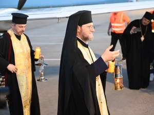Delegația Arhiepiscopiei Sucevei şi Rădăuților a ajuns sâmbătă cu Lumina pe aeroportul din Suceava