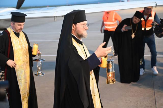 Delegația Arhiepiscopiei Sucevei şi Rădăuților a ajuns sâmbătă cu Lumina pe aeroportul din Suceava