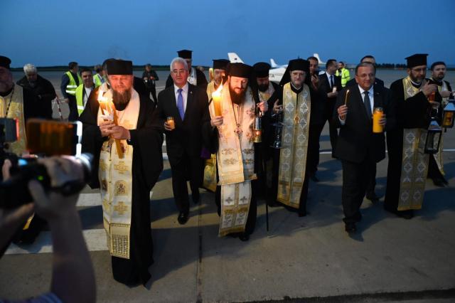 La aeroport preoții au fost așteptați de oficialități județene şi locale şi de sute de clerici şi credincioși