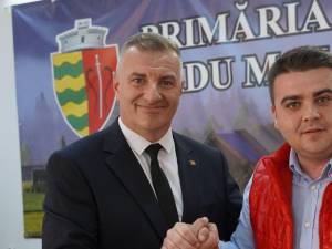 Gheorghe Șoldan alături de primarul PSD din Vadu Moldovei, Iulian Bogdan Amariei