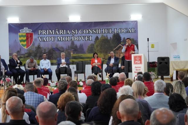 Candidatul PSD pentru funcția de președinte al Consiliului Județean Suceava, deputatul Gheorghe Șoldan, și primarul din Vadu Moldovei, Iulian Bogdan Amariei, au participat la o întâlnire electorală cu peste 200 de locuitori ai acestei comune