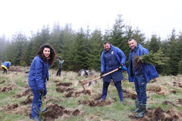 Apa Bucovina – continuăm să protejăm Ținutul Echilibrului A avut loc cea de-a cincea acțiune de reîmpădurire, alături de nume mari ale sportului românesc