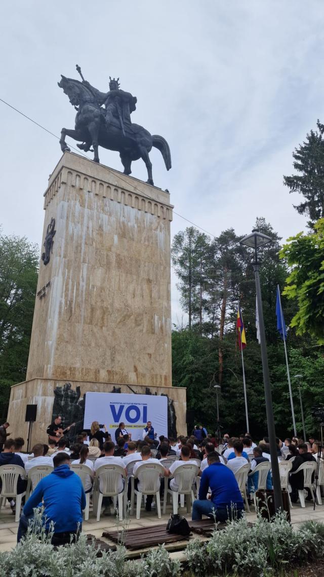 La intalnirea lui Flutur cu tinerii, la statuia lui Stefan cel Mare