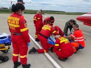 Doi pacienți critici din Suceava au fost transportaţi simultan cu un avion SMURD