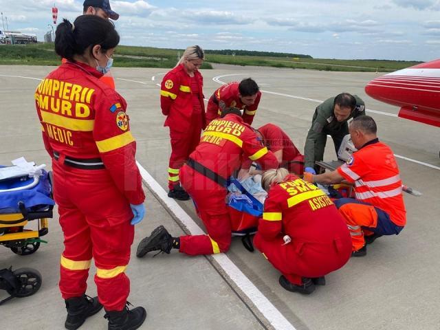 Doi pacienți critici din Suceava au fost transportaţi simultan cu un avion SMURD