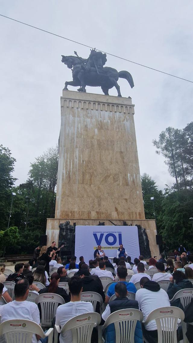 La întâlnirea lui Flutur cu tinerii, la statuia lui Stefan cel Mare