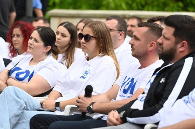 La întâlnirea lui Flutur cu tinerii, la statuia lui Stefan cel Mare