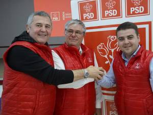 Deputatul Eugen Bejinariu, primarul din Zamostea, Vasile Haliuc, și candidatul PSD pentru șefia județului, Gheorghe Șoldan