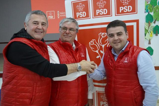 Deputatul Eugen Bejinariu, primarul din Zamostea, Vasile Haliuc, și candidatul PSD pentru șefia județului, Gheorghe Șoldan