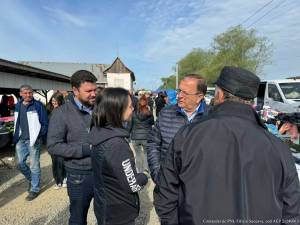 Primarul Bogdan Loghin și președintele Gheorghe Flutur în piața auto din Rădăuți