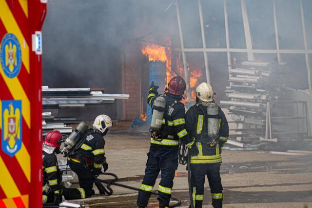 Un incendiu la o fabrică din Salcea a impus transmiterea unui mesaj Ro-Alert