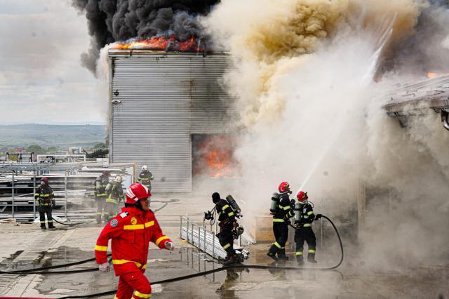 Un incendiu la o fabrică din Salcea a impus transmiterea unui mesaj Ro-Alert