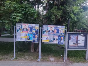 Panouri cu afișe electorale