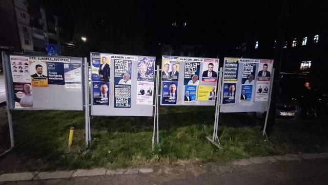 Panouri cu afișe electorale