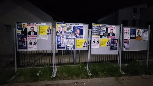 Panouri cu afișe electorale