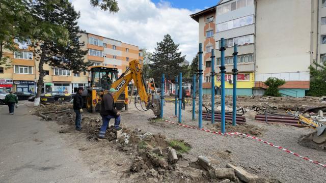 Copiii din cartierul Burdujeni se vor putea bucura de un loc de joacă nou, complet refăcut, lângă Biserica Sf. Andrei