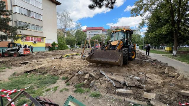 Copiii din cartierul Burdujeni se vor putea bucura de un loc de joacă nou, complet refăcut, lângă Biserica Sf. Andrei