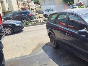 Autoturism cuprins de flăcări, la Fălticeni