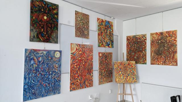 Picturi semnate de artistul Iulian Dziubinski pot fi admirate la Galeria de artă „Zamca”