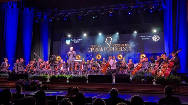 Orchestra Simfonică Suceava și dirijorul Alexandru Ianoș