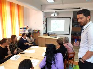 Desenele copiilor, interpretate de părinți, cu ajutorul psihologilor, în cadrul proiectului Familia din inima mea la Grădinița Obcini
