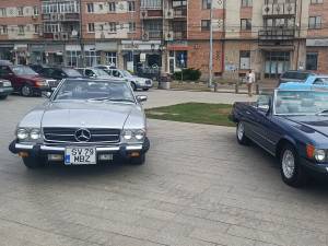 ”Bunicuțele” pe patru roți au adus în centrul Sucevei un public foarte numeros