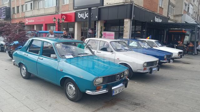 Retro Parada Primăverii a adus pe esplanada din fața Casei de Cultură din Suceava peste 100 de autovehicule de epocă