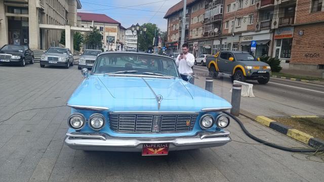 Retro Parada Primăverii a adus pe esplanada din fața Casei de Cultură din Suceava peste 100 de autovehicule de epocă