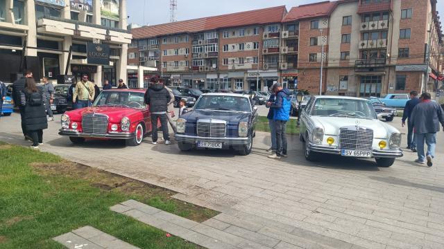 Retro Parada Primăverii a adus pe esplanada din fața Casei de Cultură din Suceava peste 100 de autovehicule de epocă