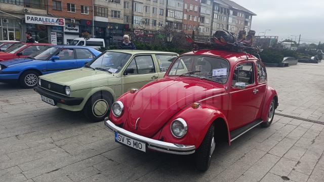 Retro Parada Primăverii a adus pe esplanada din fața Casei de Cultură din Suceava peste 100 de autovehicule de epocă