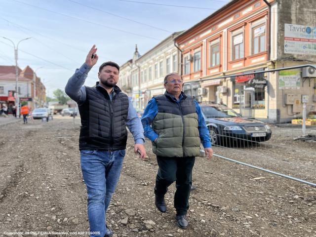 Președintele CJ Suceava, Gheorghe Flutur, și primarul Bogdan Loghin au verificat lucrările din zona centrală a municipiului Rădăuți