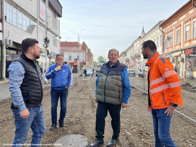 Președintele CJ Suceava, Gheorghe Flutur, și primarul Bogdan Loghin au verificat lucrările din zona centrală a municipiului Rădăuți