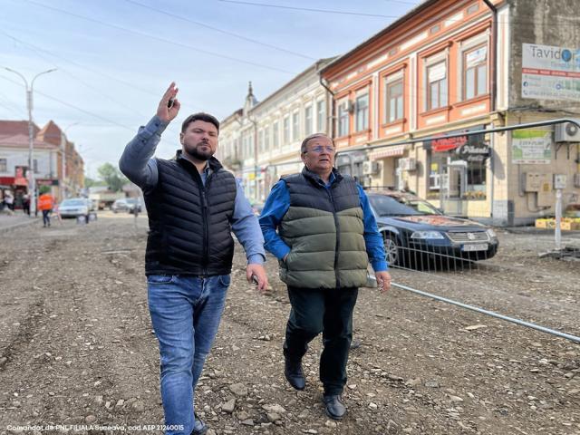 Președintele CJ Suceava Gheorghe Flutur și primarul Bogdan Loghin au verificat lucrările din zona centrală a municipiului Rădăuți